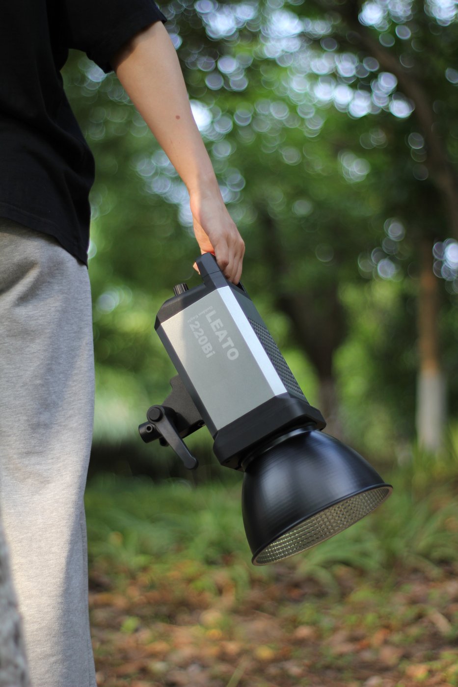 Carrying the LEATO 220 in one hand outdoors