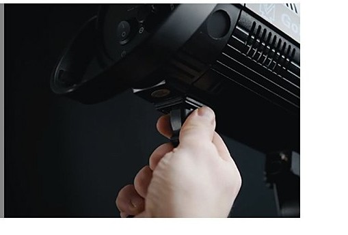 Adjusting the LED series head on its yoke